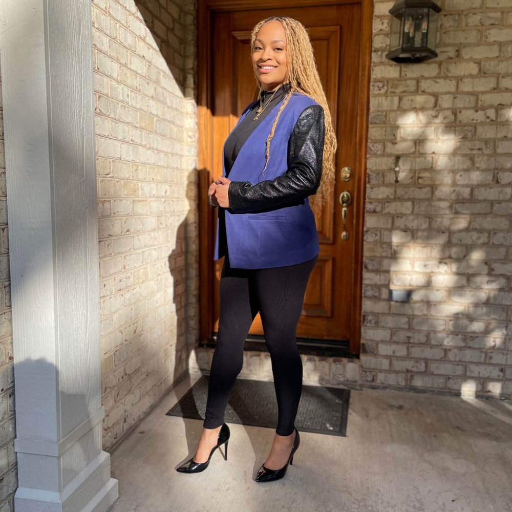 NENE LEAKES is CHIC Blue Jacket with PATENT EMBOSSED Sleeves sz L Uniquely Made